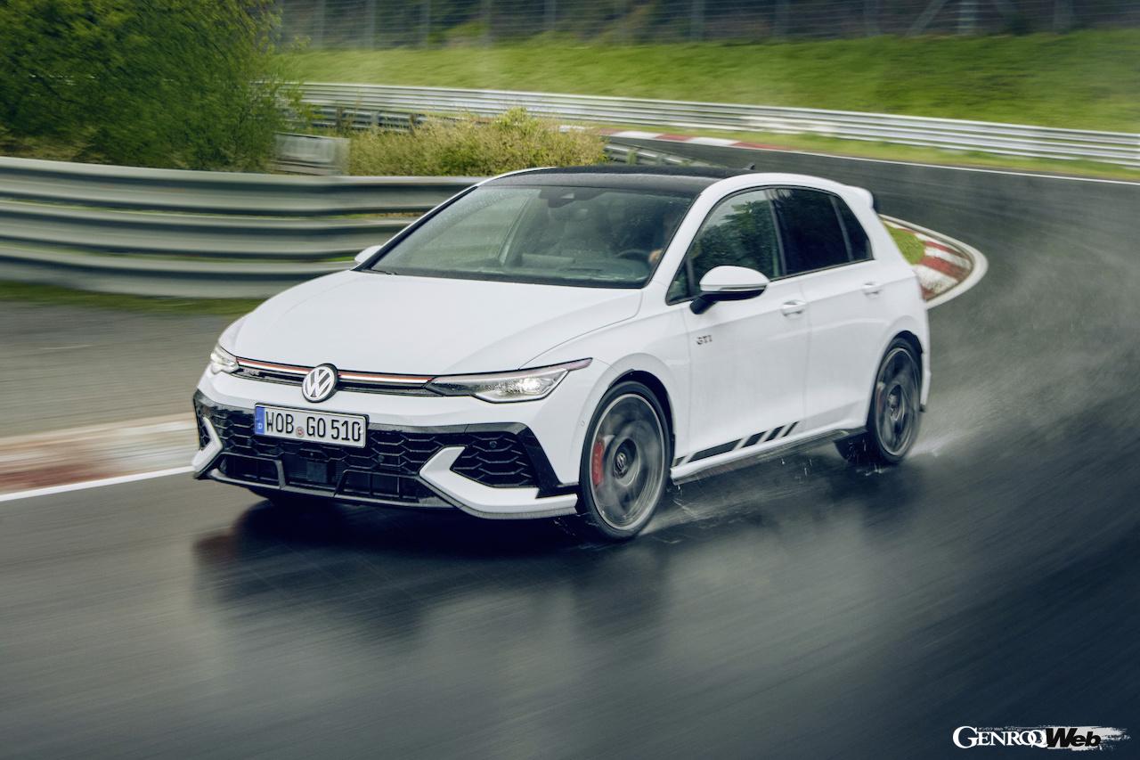 「フォルクスワーゲン ゴルフ GTI クラブスポーツ」の走行シーン。