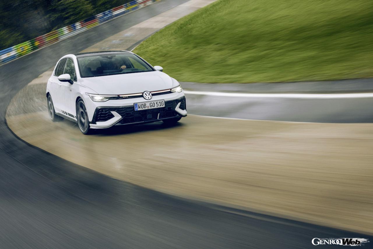 「フォルクスワーゲン ゴルフ GTI クラブスポーツ」の走行シーン。