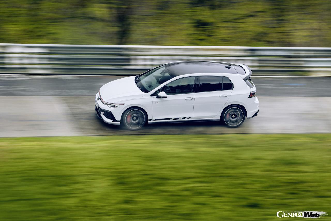 「フォルクスワーゲン ゴルフ GTI クラブスポーツ」の走行シーン。