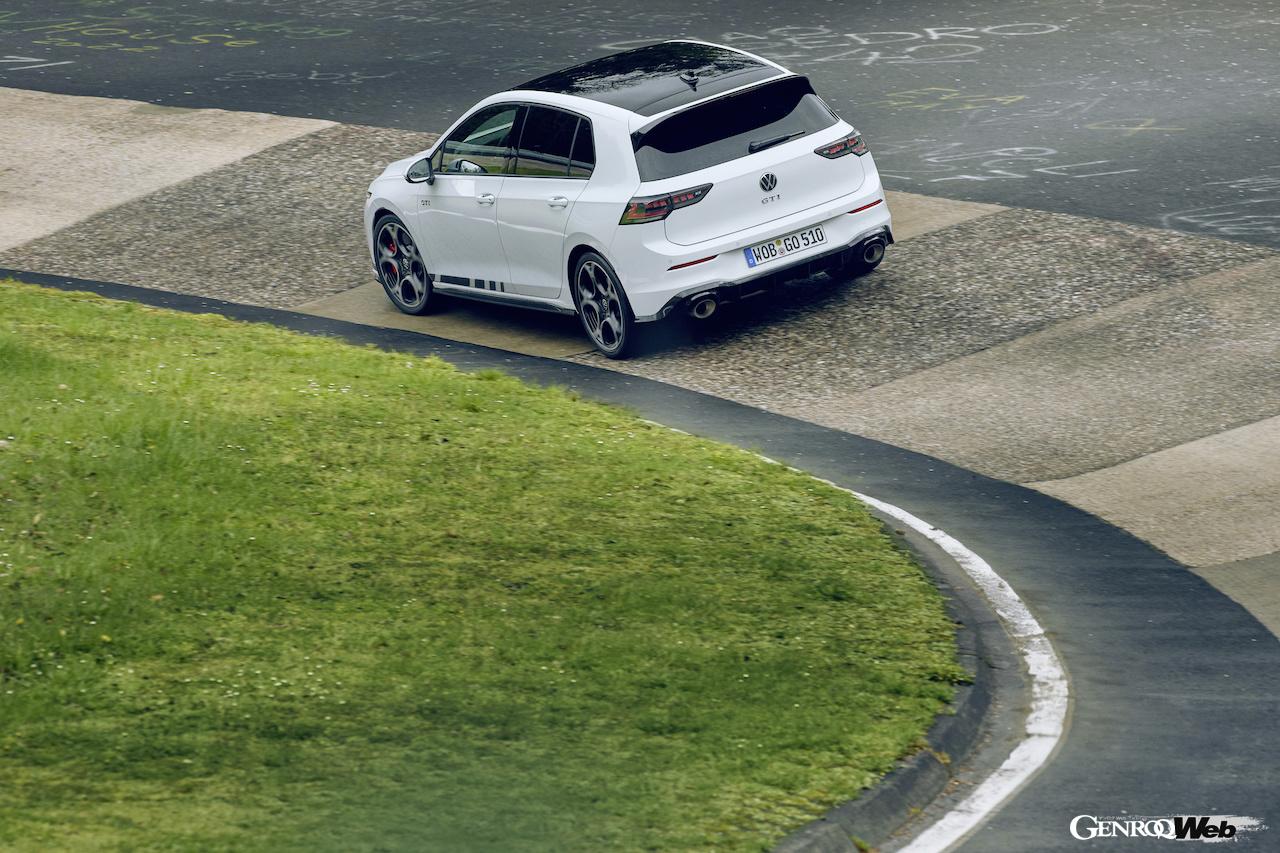「フォルクスワーゲン ゴルフ GTI クラブスポーツ」の走行シーン。