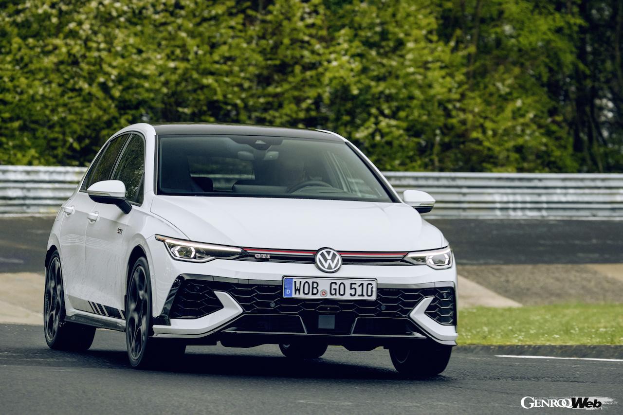 「フォルクスワーゲン ゴルフ GTI クラブスポーツ」の走行シーン。