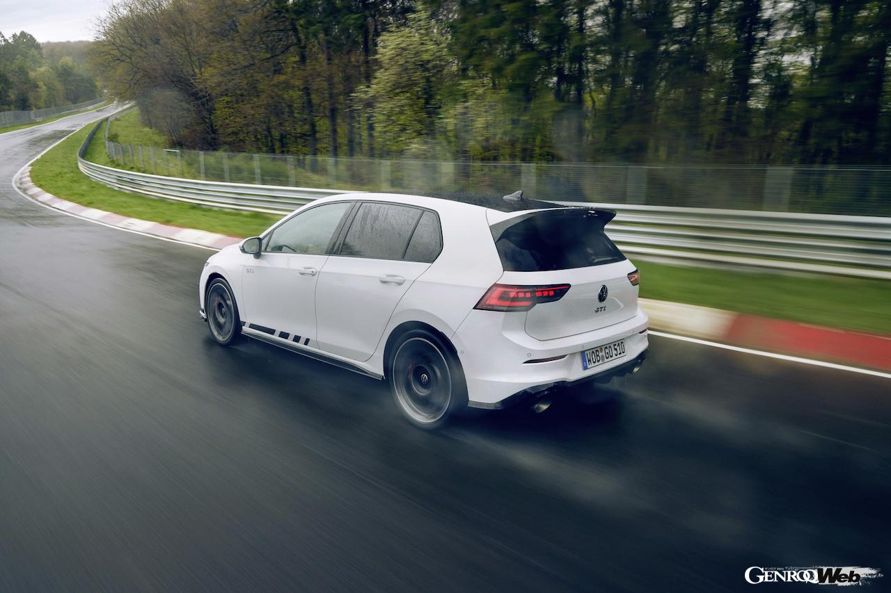 「フォルクスワーゲン ゴルフ GTI クラブスポーツ」の走行シーン。
