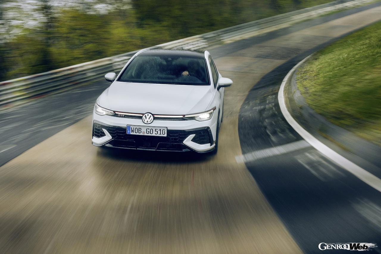 「フォルクスワーゲン ゴルフ GTI クラブスポーツ」の走行シーン。
