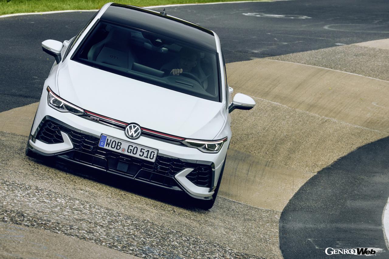 「フォルクスワーゲン ゴルフ GTI クラブスポーツ」の走行シーン。