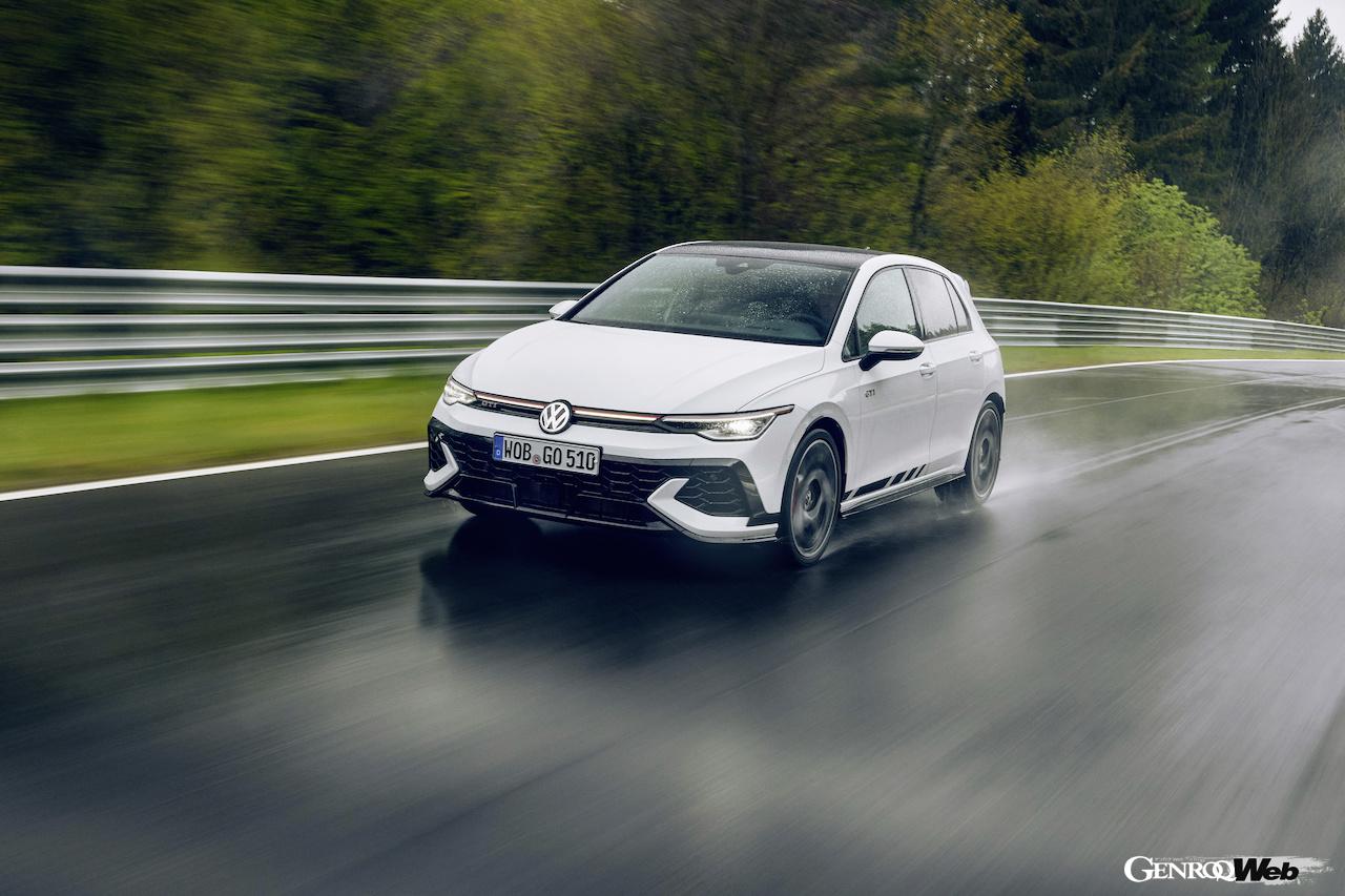 「フォルクスワーゲン ゴルフ GTI クラブスポーツ」の走行シーン。