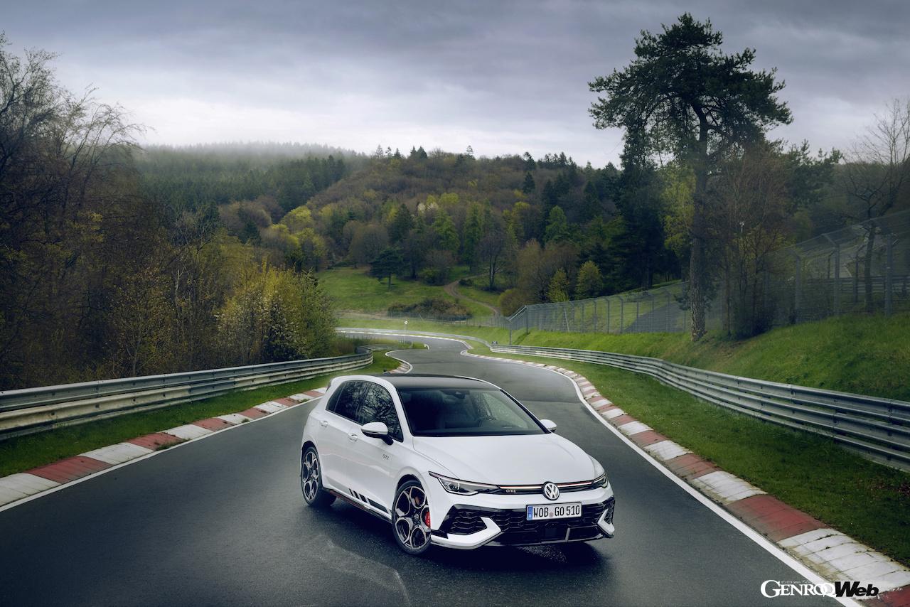 「フォルクスワーゲン ゴルフ GTI クラブスポーツ」の走行シーン。
