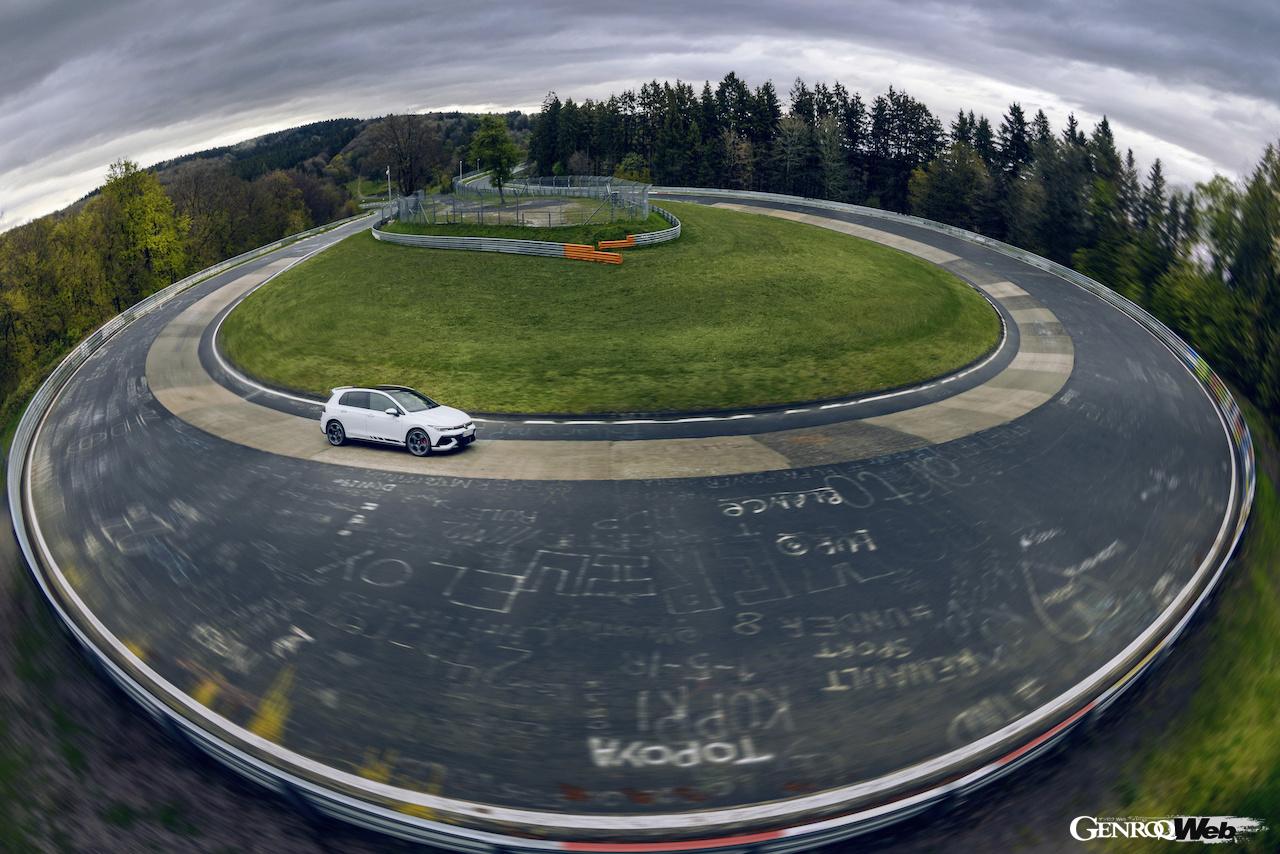 「フォルクスワーゲン ゴルフ GTI クラブスポーツ」の走行シーン。