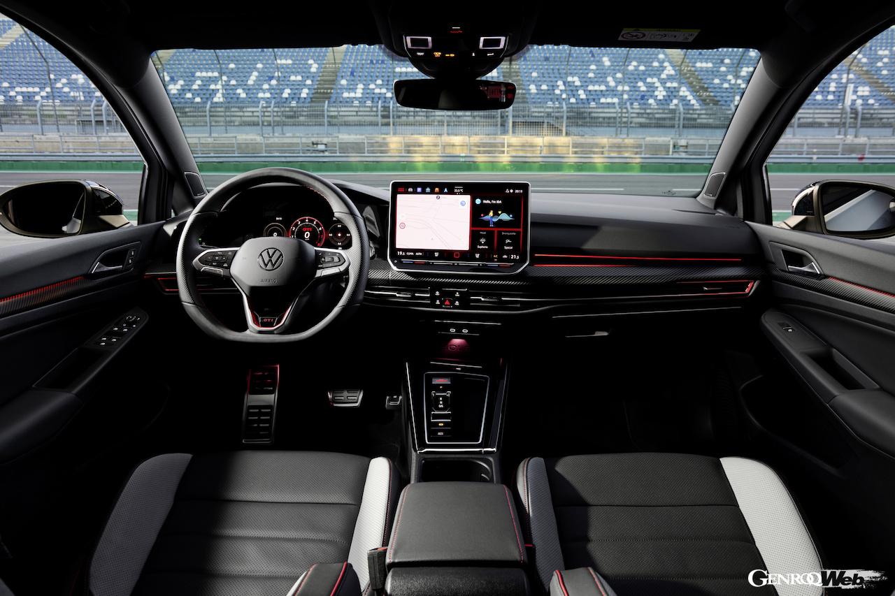 「フォルクスワーゲン ゴルフ GTI クラブスポーツ」のコクピット。