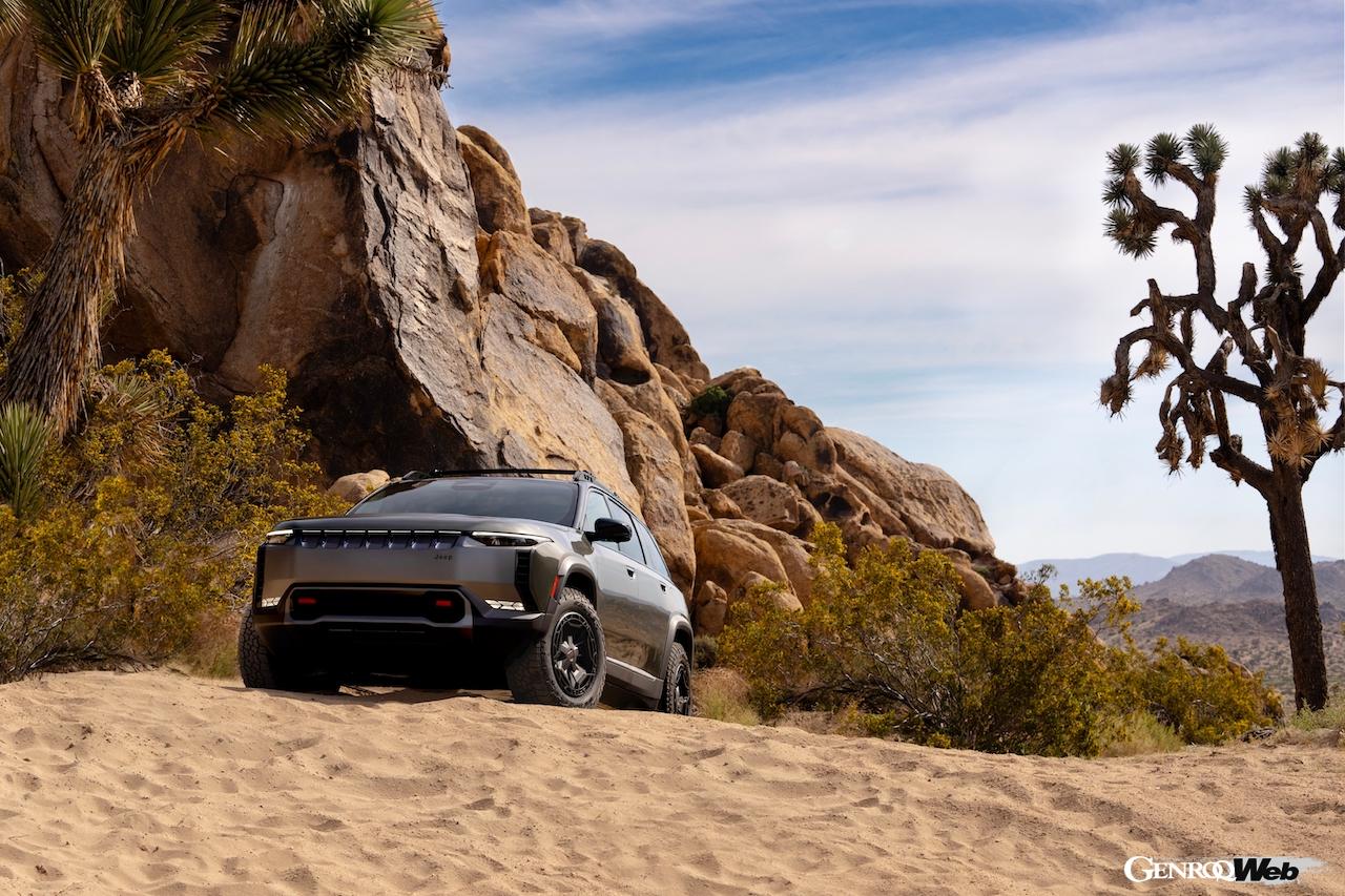 オフロード走破性を強化した「ワゴニア S トレイルホーク コンセプト」の走行シーン。