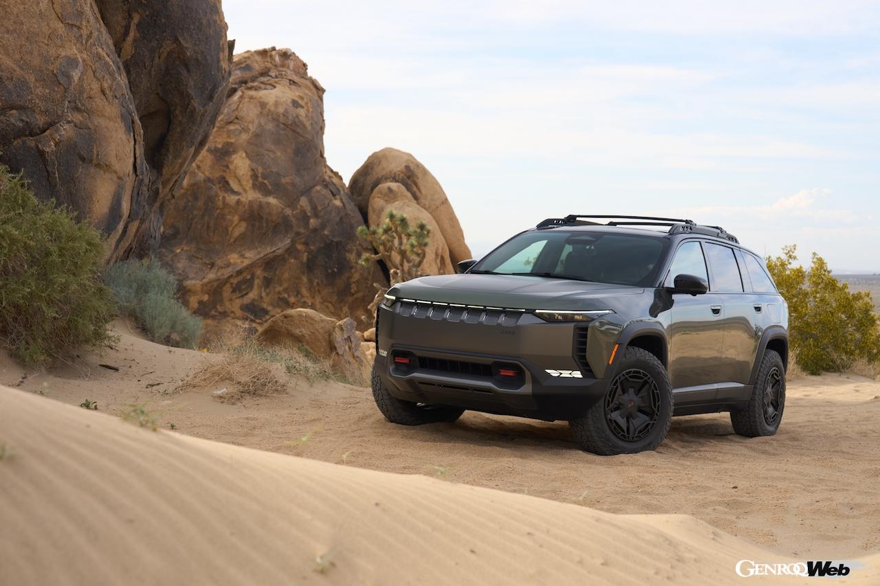 オフロード走破性を強化した「ワゴニア S トレイルホーク コンセプト」の走行シーン。