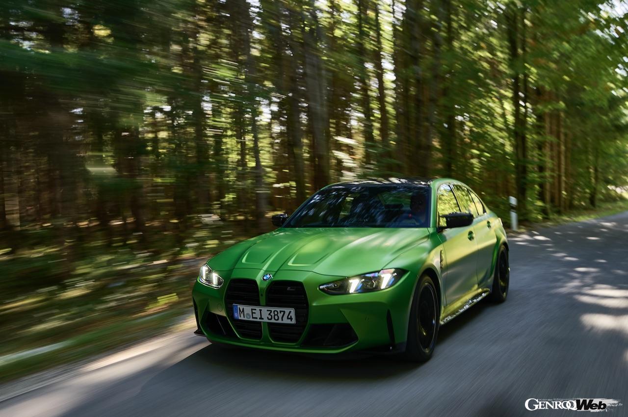 「BMW M3 ツーリング」改良新型の走行シーン。