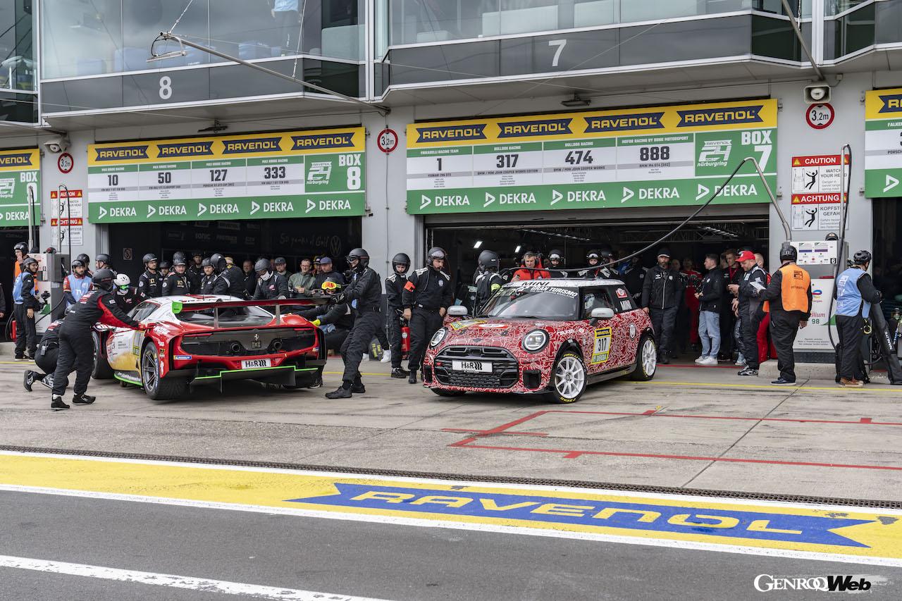 ニュルブルクリンク24時間レースの決勝レースを走る、「MINI ジョン クーパー ワークス プロ」317号車。