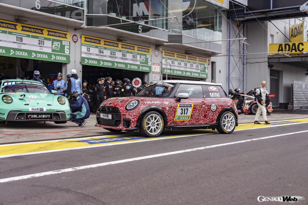 ニュルブルクリンク24時間レースの決勝レースを走る、「MINI ジョン クーパー ワークス プロ」317号車。
