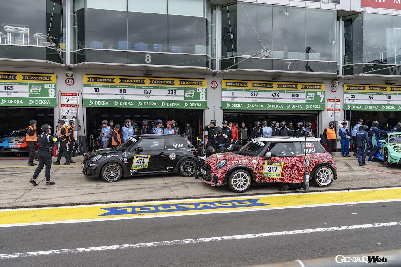 ニュルブルクリンク24時間レースに参戦した「MINI ジョン クーパー ワークス プロ」317号車と、「MINI ジョン クーパー ワークス」474号車。