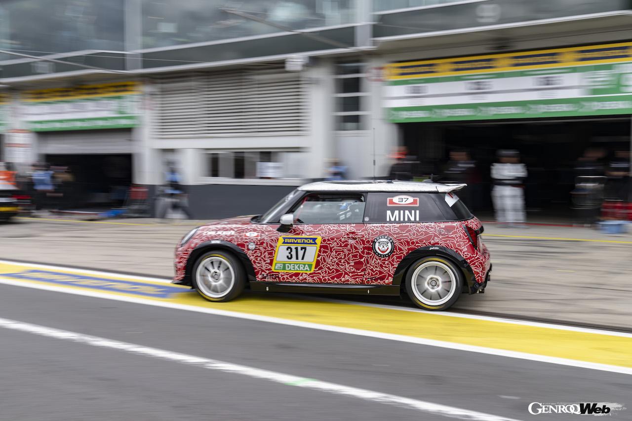 ニュルブルクリンク24時間レースの決勝レースを走る、「MINI ジョン クーパー ワークス プロ」317号車。