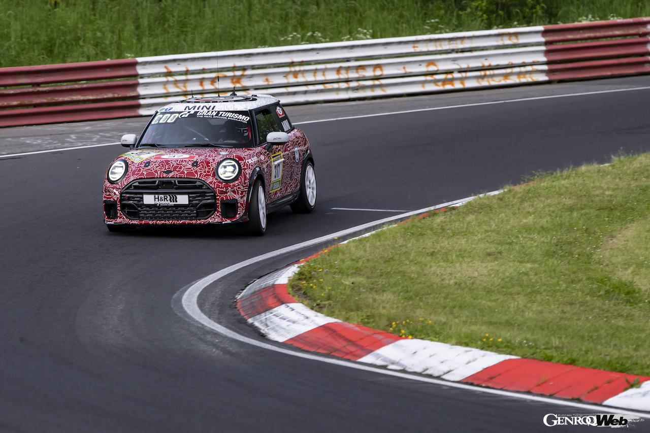ニュルブルクリンク24時間レースの決勝レースを走る、「MINI ジョン クーパー ワークス プロ」317号車。