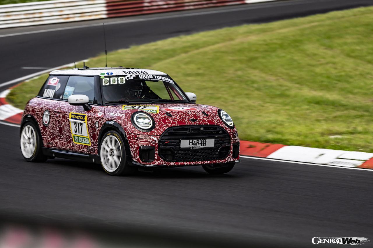 ニュルブルクリンク24時間レースの決勝レースを走る、「MINI ジョン クーパー ワークス プロ」317号車。