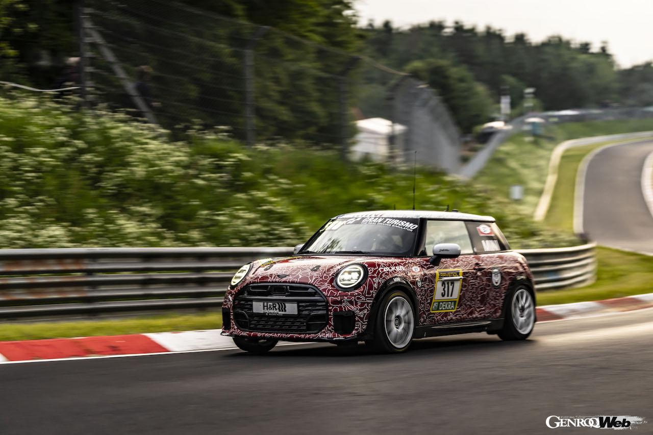 ニュルブルクリンク24時間レースの決勝レースを走る、「MINI ジョン クーパー ワークス プロ」317号車。