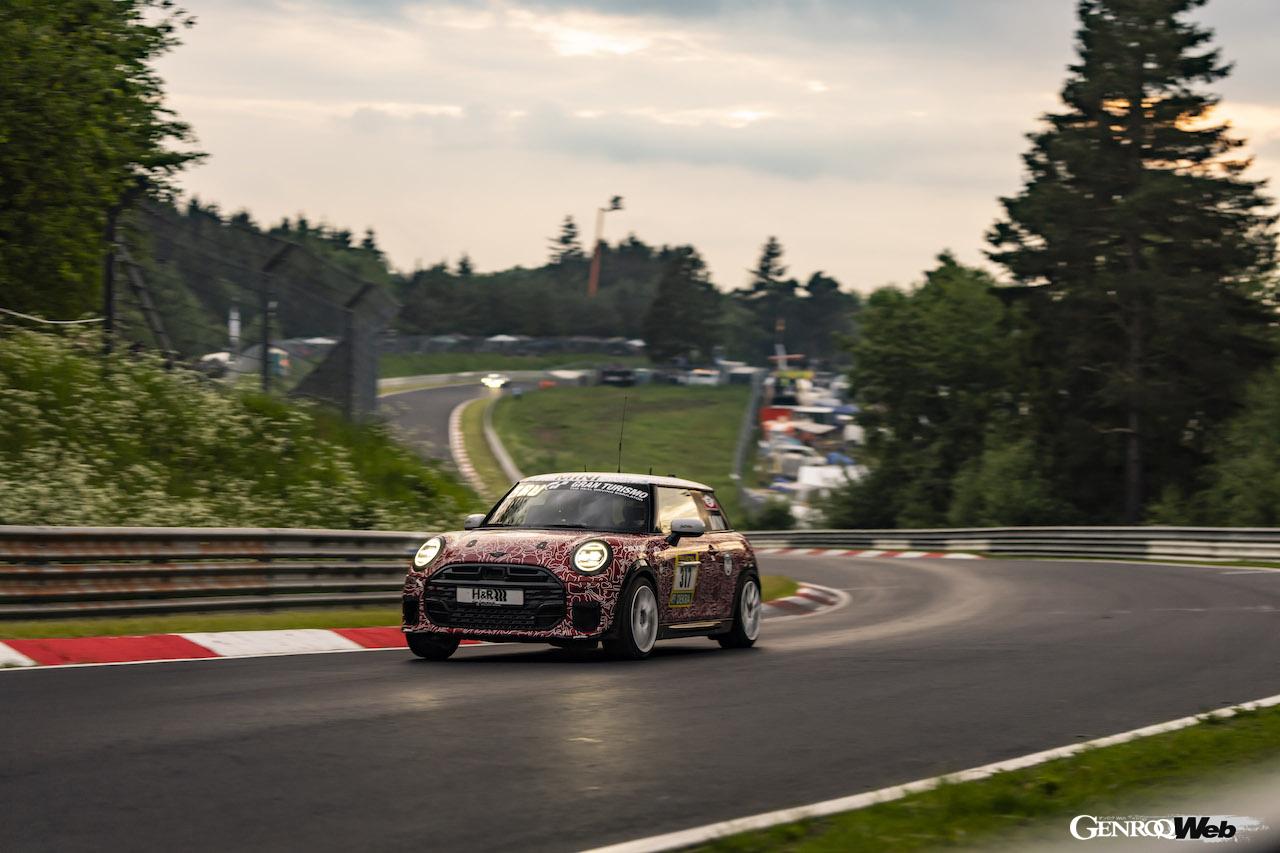 ニュルブルクリンク24時間レースの決勝レースを走る、「MINI ジョン クーパー ワークス プロ」317号車。