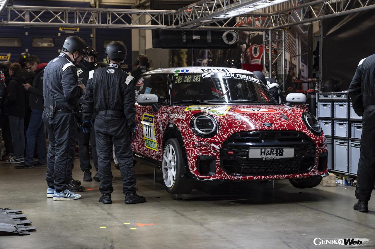ニュルブルクリンク24時間レースの決勝レースを走る、「MINI ジョン クーパー ワークス プロ」317号車。