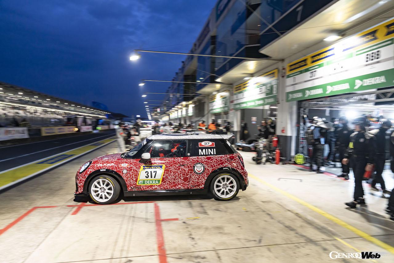 ニュルブルクリンク24時間レースの決勝レースを走る、「MINI ジョン クーパー ワークス プロ」317号車。