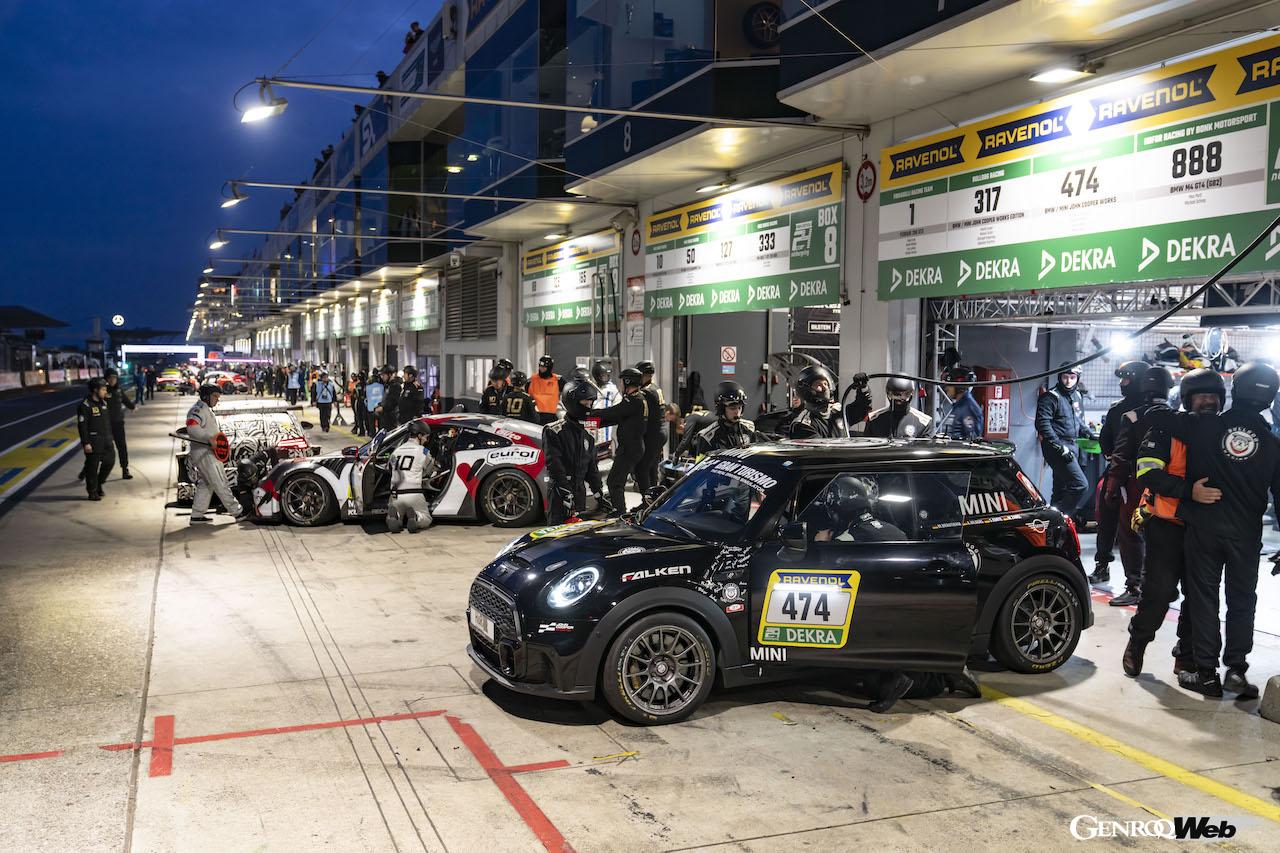 ニュルブルクリンク24時間レースの決勝レースを走る、「MINI ジョン クーパー ワークス」474号車。