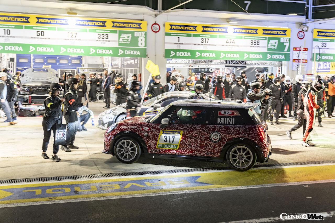 ニュルブルクリンク24時間レースの決勝レースを走る、「MINI ジョン クーパー ワークス プロ」317号車。