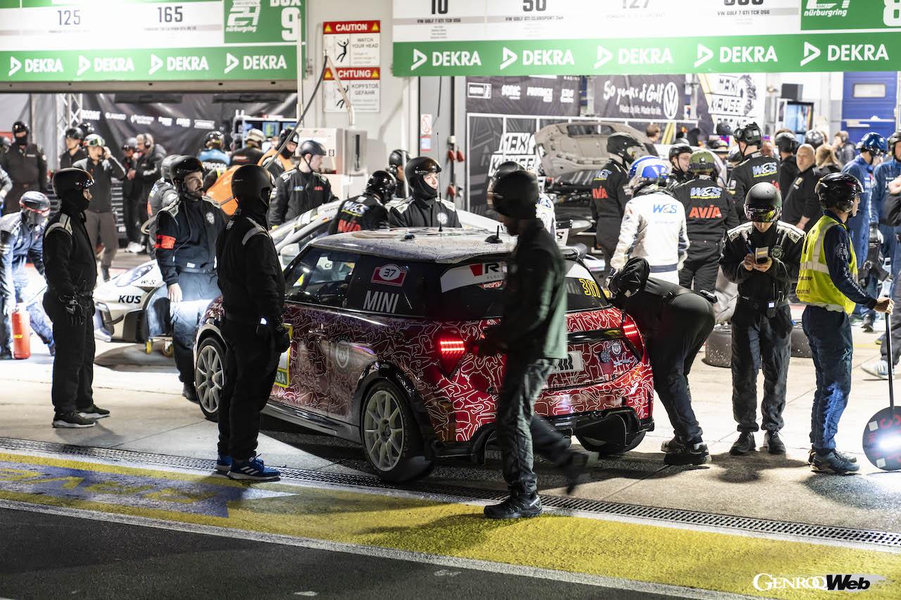 ニュルブルクリンク24時間レースの決勝レースを走る、「MINI ジョン クーパー ワークス プロ」317号車。