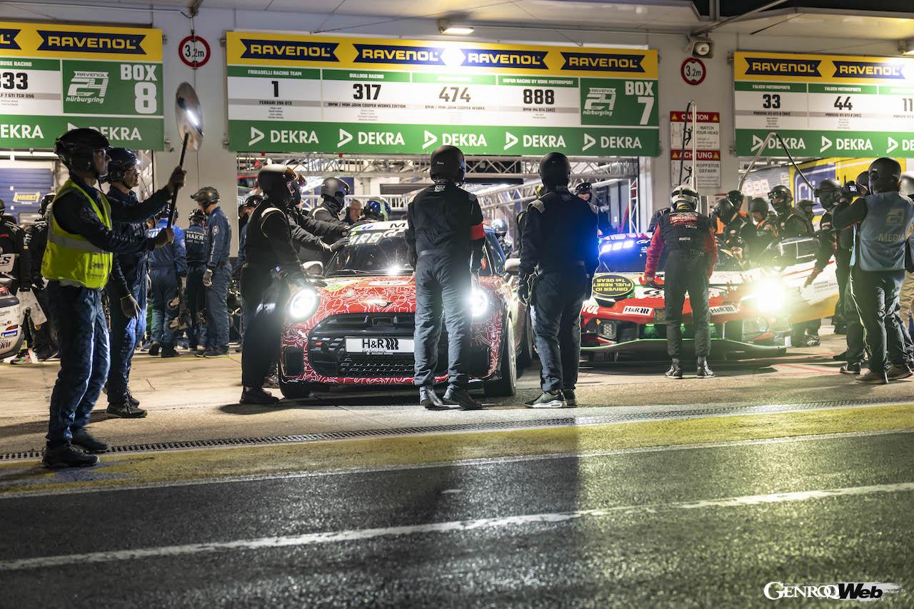 ニュルブルクリンク24時間レースの決勝レースを走る、「MINI ジョン クーパー ワークス プロ」317号車。