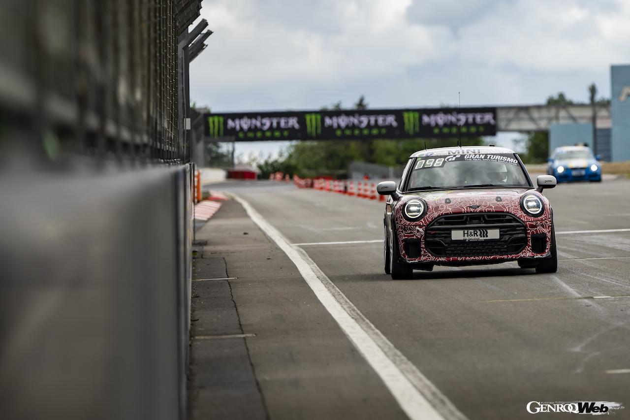 ニュルブルクリンク24時間レースの決勝レースを走る、「MINI ジョン クーパー ワークス プロ」317号車。