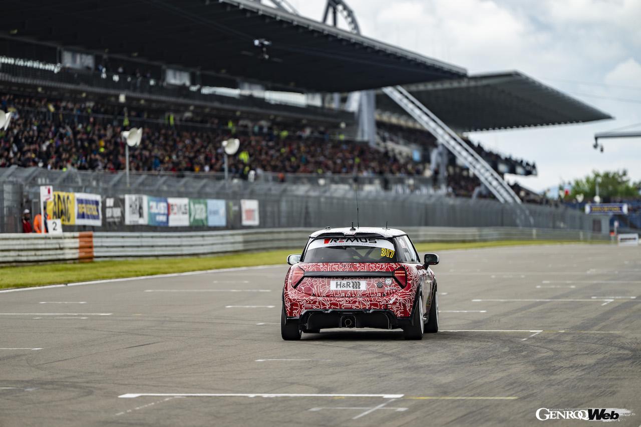 ニュルブルクリンク24時間レースの決勝レースを走る、「MINI ジョン クーパー ワークス プロ」317号車。