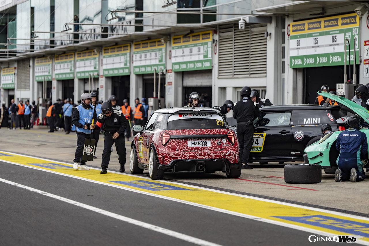 ニュルブルクリンク24時間レースの決勝レースを走る、「MINI ジョン クーパー ワークス プロ」317号車。
