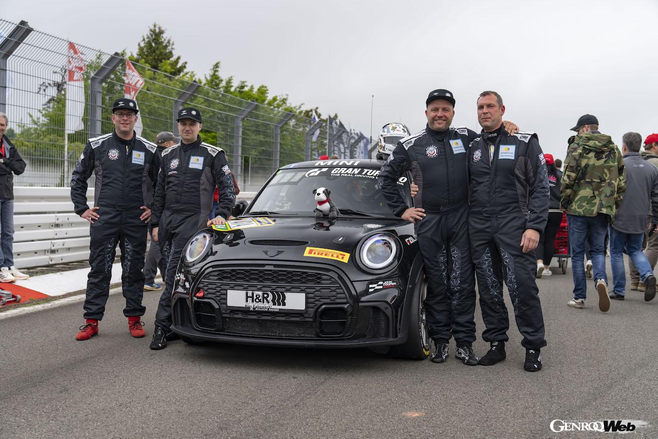 ニュルブルクリンク24時間レースの決勝レースを走る、「MINI ジョン クーパー ワークス」474号車。
