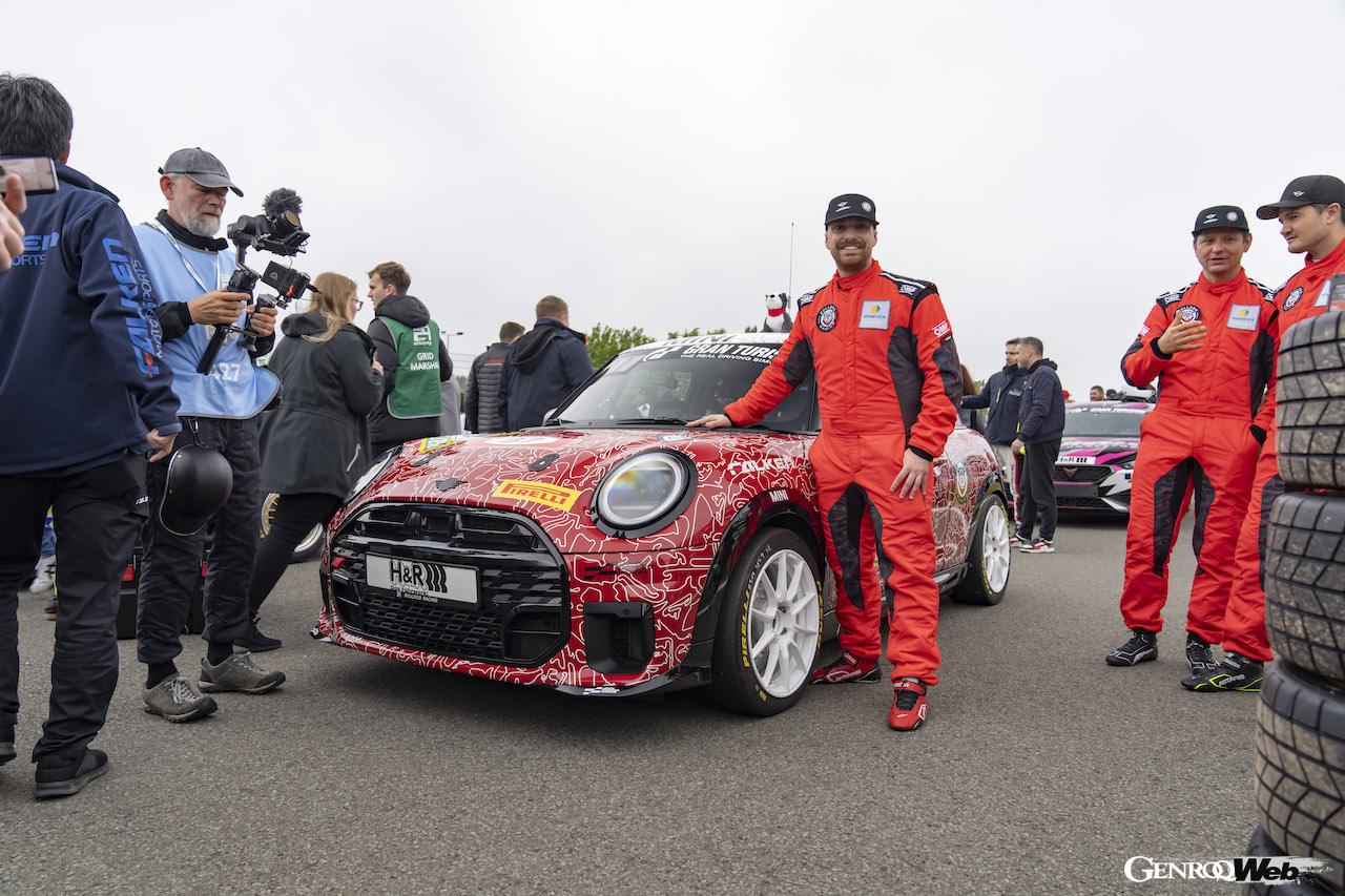 ニュルブルクリンク24時間レースの決勝レースを走る、「MINI ジョン クーパー ワークス プロ」317号車。