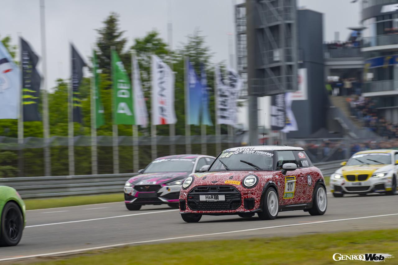 ニュルブルクリンク24時間レースの決勝レースを走る、「MINI ジョン クーパー ワークス プロ」317号車。