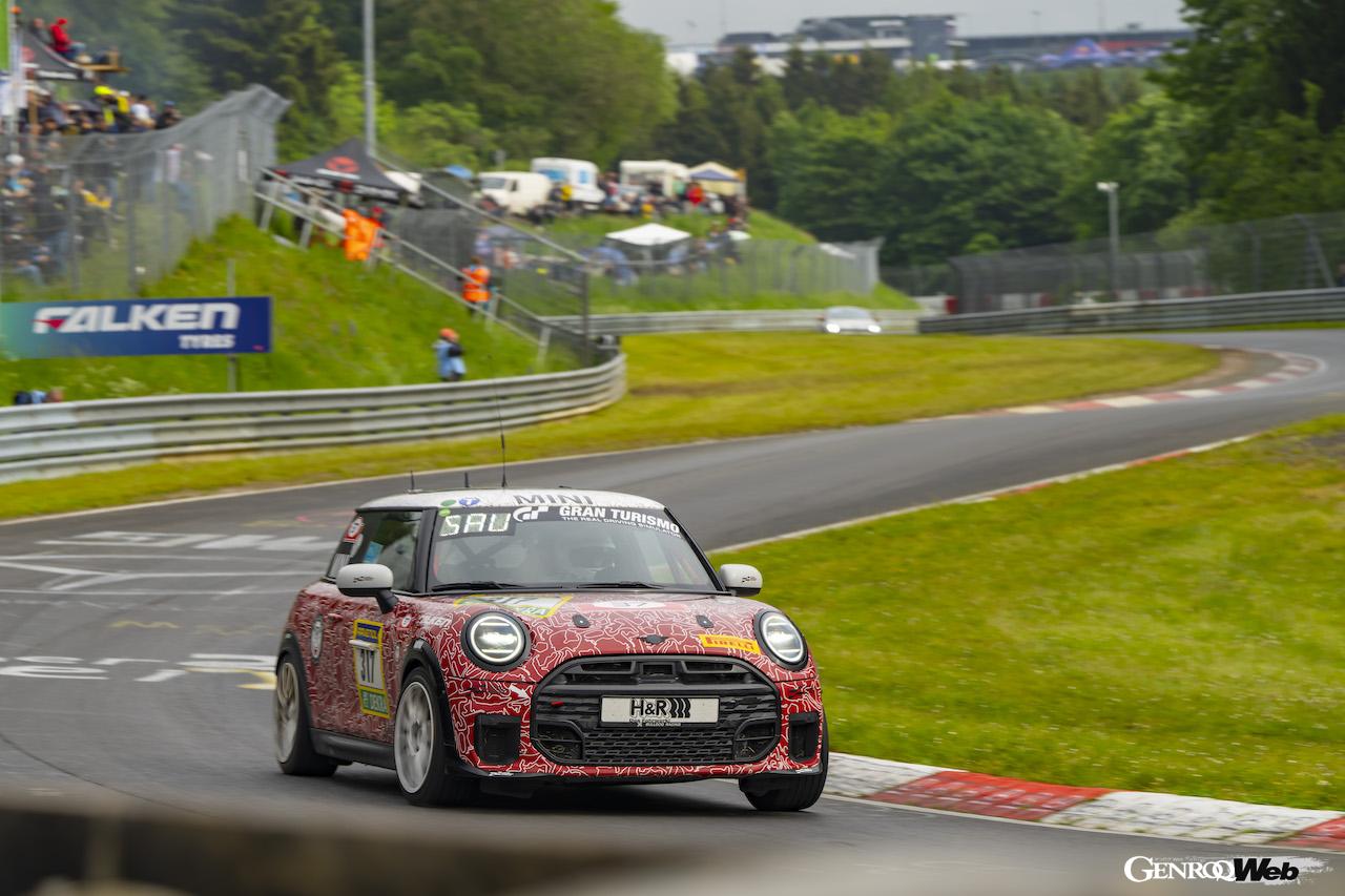 ニュルブルクリンク24時間レースの決勝レースを走る、「MINI ジョン クーパー ワークス プロ」317号車。