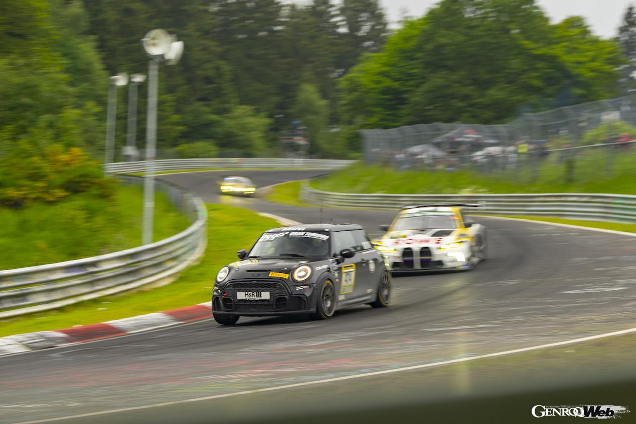 ニュルブルクリンク24時間レースの決勝レースを走る、「MINI ジョン クーパー ワークス」474号車。