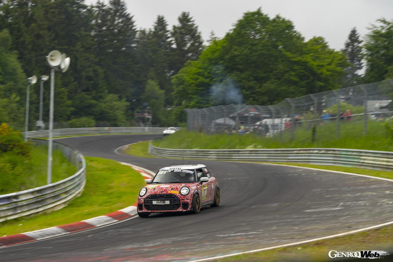ニュルブルクリンク24時間レースの決勝レースを走る、「MINI ジョン クーパー ワークス プロ」317号車。