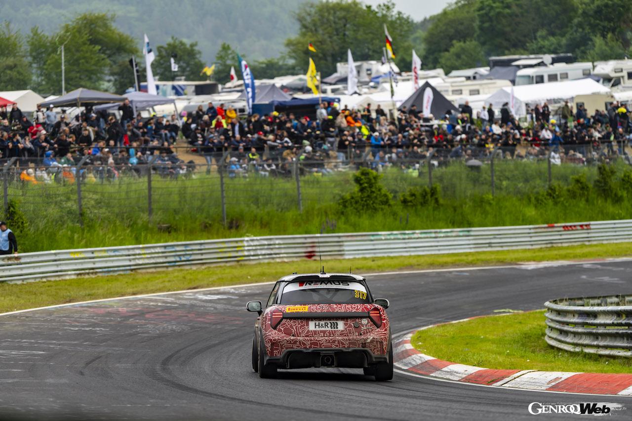 ニュルブルクリンク24時間レースの決勝レースを走る、「MINI ジョン クーパー ワークス プロ」317号車。