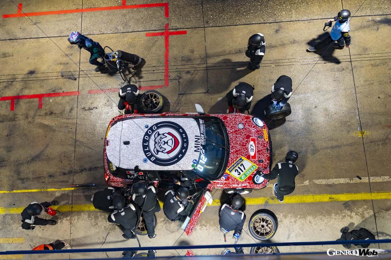 ニュルブルクリンク24時間レースの決勝レースを走る、「MINI ジョン クーパー ワークス プロ」317号車。