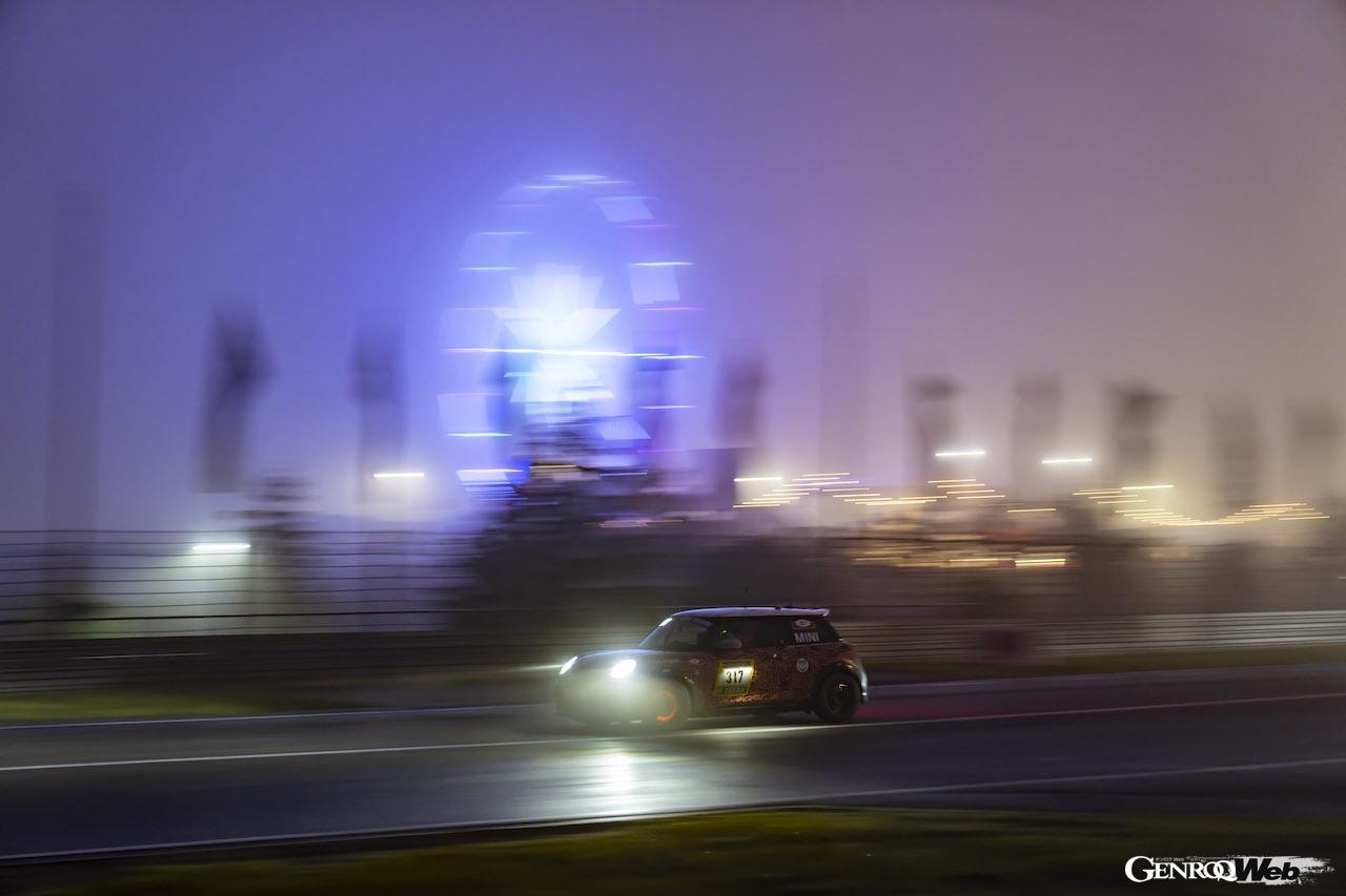 ニュルブルクリンク24時間レースの決勝レースを走る、「MINI ジョン クーパー ワークス プロ」317号車。