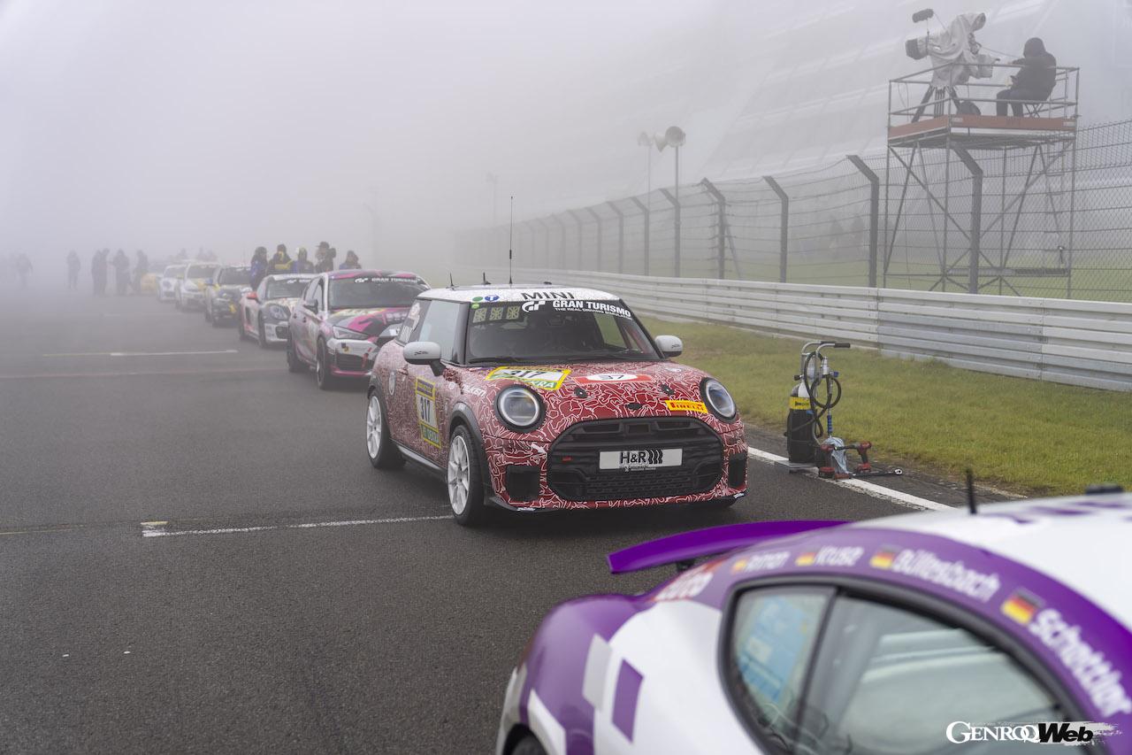 ニュルブルクリンク24時間レースの決勝レースを走る、「MINI ジョン クーパー ワークス プロ」317号車。