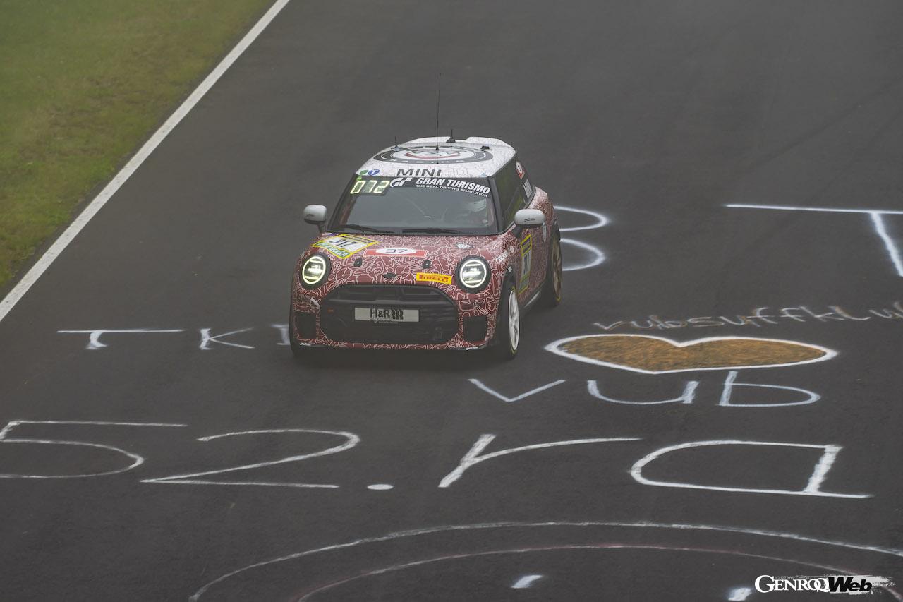 ニュルブルクリンク24時間レースの決勝レースを走る、「MINI ジョン クーパー ワークス プロ」317号車。