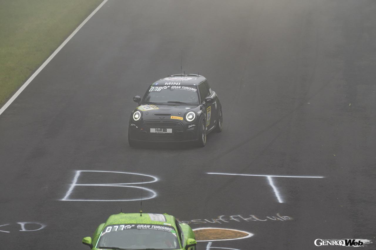 ニュルブルクリンク24時間レースの決勝レースを走る、「MINI ジョン クーパー ワークス」474号車。