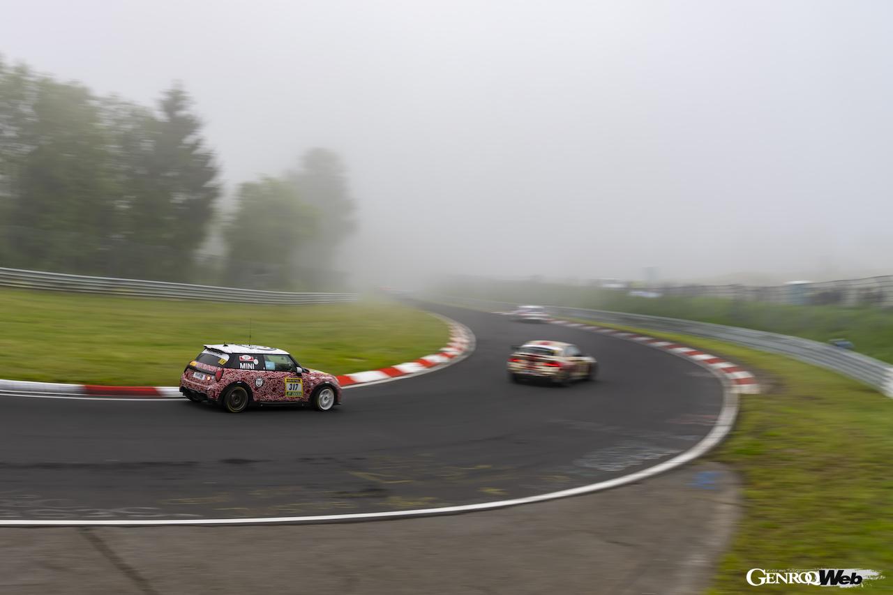 ニュルブルクリンク24時間レースの決勝レースを走る、「MINI ジョン クーパー ワークス プロ」317号車。