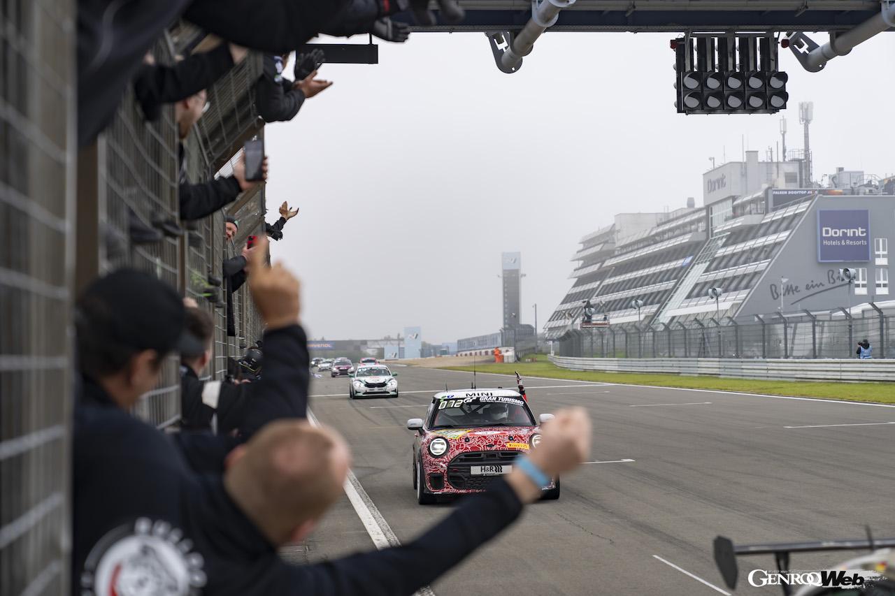 ニュルブルクリンク24時間レースの決勝レースを走る、「MINI ジョン クーパー ワークス プロ」317号車。