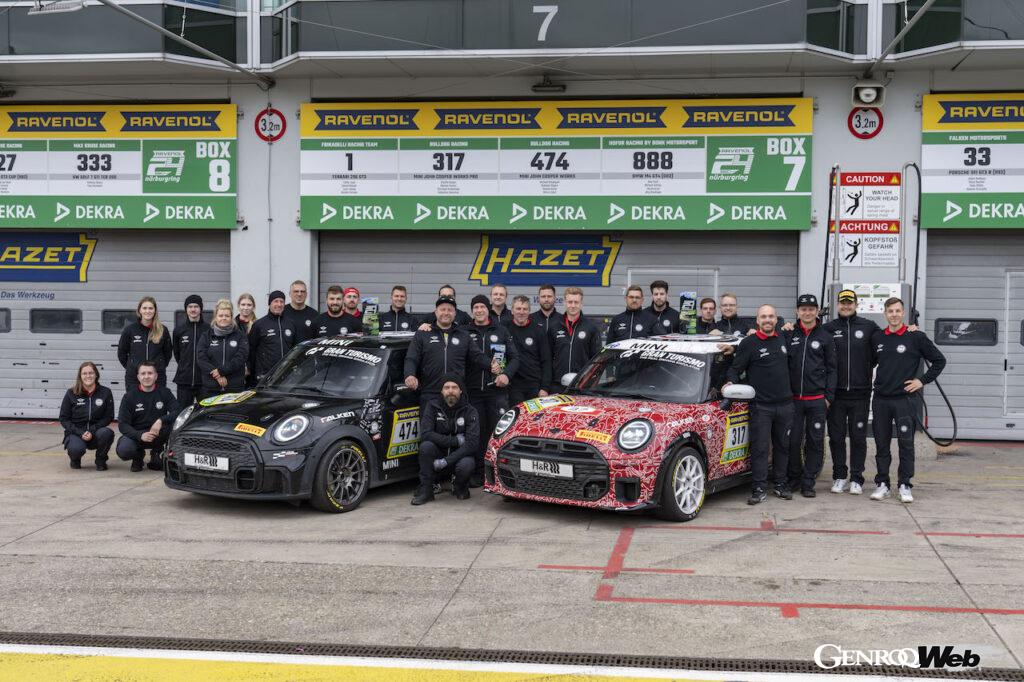 ニュルブルクリンク24時間レースに参戦した「MINI ジョン クーパー ワークス プロ」317号車と、「MINI ジョン クーパー ワークス」474号車。