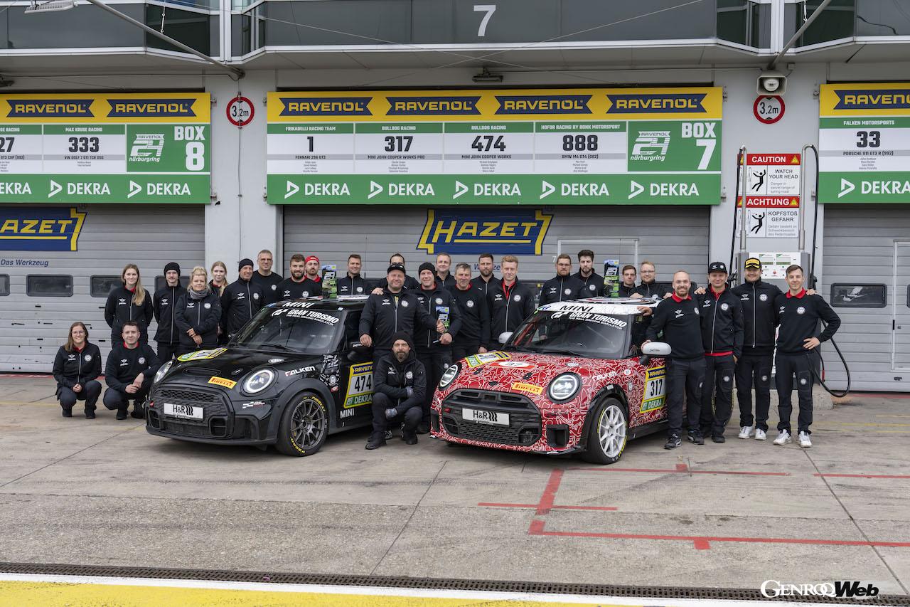 ニュルブルクリンク24時間レースに参戦した「MINI ジョン クーパー ワークス プロ」317号車と、「MINI ジョン クーパー ワークス」474号車。