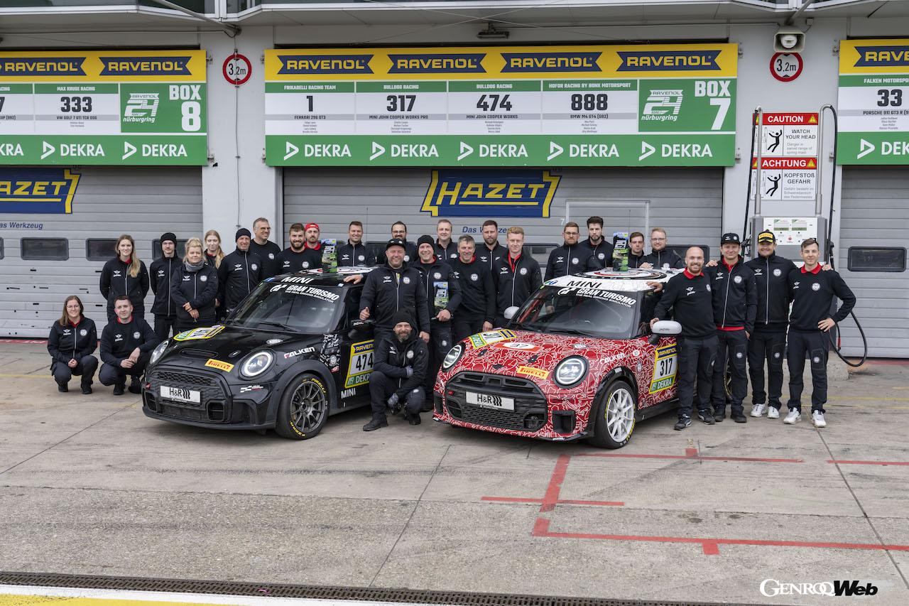 ニュルブルクリンク24時間レースに参戦した「MINI ジョン クーパー ワークス プロ」317号車と、「MINI ジョン クーパー ワークス」474号車。