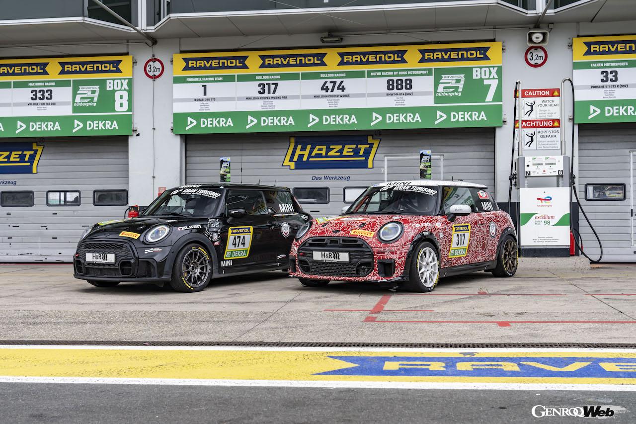 ニュルブルクリンク24時間レースに参戦した「MINI ジョン クーパー ワークス プロ」317号車と、「MINI ジョン クーパー ワークス」474号車。